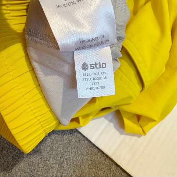 Stio Men’s Hideout Shorts Yellow Size Medium Lined Nylon Swim Hike Workout - Picture 13 of 14